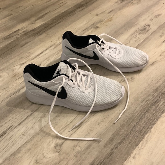 Nike Other - Men’s black and white Tanjun Nike sneakers size 9.5